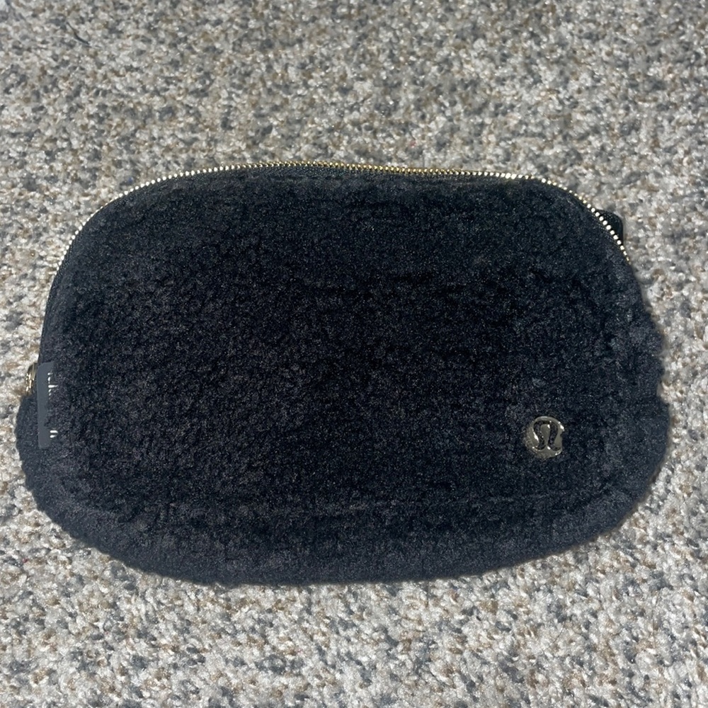 LuluLemon “Everywhere Belt Bag” Black Fleece